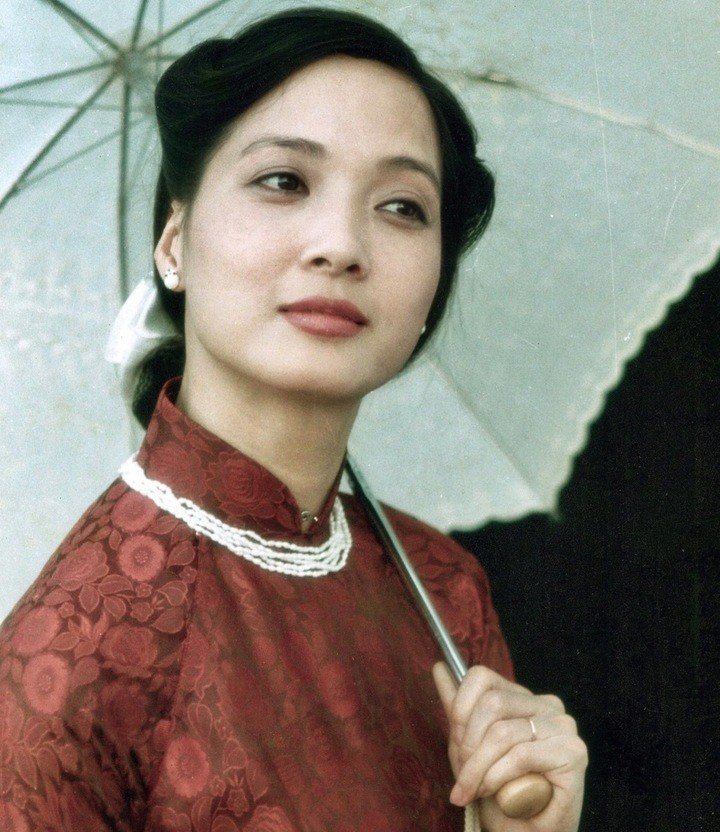 Không chỉ gây ấn tượng bởi khả năng diễn xuất, NSND Lê Khanh còn chinh phục khán giả với nhan sắc thanh thoát, đậm chất điện ảnh. Ở chị hội tụ vẻ đẹp cổ điển nhưng vẫn toát lên khí chất trí tuệ và tinh tế của người nghệ sĩ.