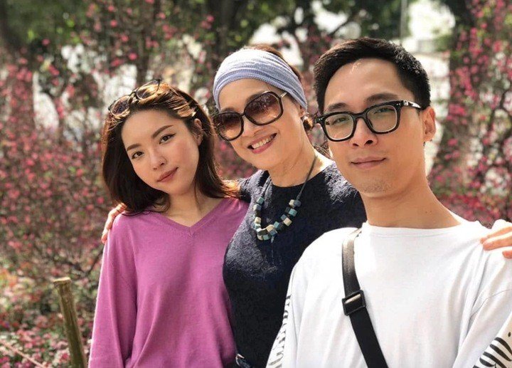 Gia đình cũng là điểm tựa giúp nghệ sĩ Lê Khanh yên tâm theo đuổi công việc. Chồng và các con đều thấu hiểu tính chất nghề nghiệp của chị, đã quen với việc nữ nghệ sĩ thường xuyên đi lại.