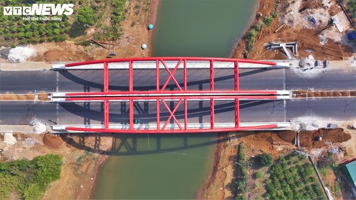 Tuyến đường nối Quốc lộ 19 đến đường Hồ Chí Minh tại Gia Lai là công trình trọng điểm với tổng vốn đầu tư khoảng 1.200 tỷ đồng Dự án do Ban Quản lý các dự án đầu tư xây dựng tỉnh Gia Lai làm chủ đầu tư.