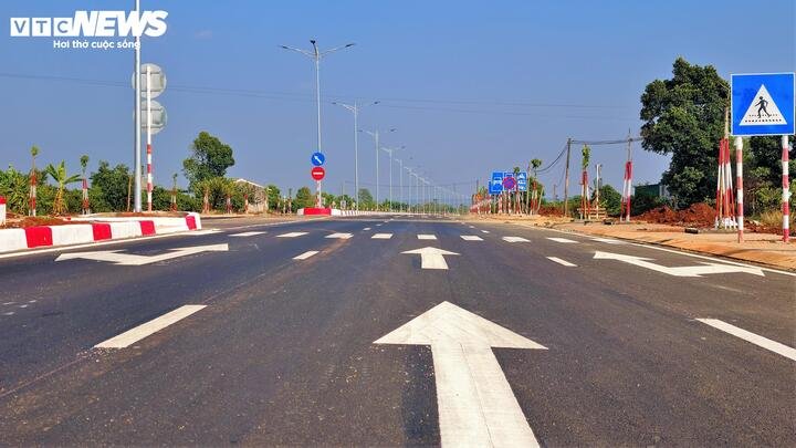 Dải phân cách trên đường rộng 3m, vỉa hè mỗi bên rộng 3m. Mặt đường được thảm nhựa chất lượng cao, đảm bảo chịu tải cho các dòng xe có tải trọng 10 tấn/trục.