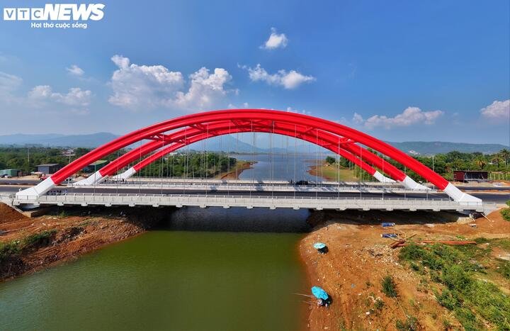 Điểm nhấn trên toàn tuyến đường là các cây cầu vượt sông Biển Hồ đi qua trung tâm vùng lõi khu vực du lịch Biển Hồ - núi lửa Chư Đang Ya (xã Biển Hồ).