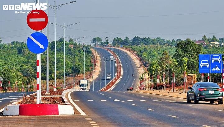 Diện mạo tuyến đường nối Quốc lộ 19 với đường Hồ Chí Minh với đường cong mềm mại, mang nét đặc trưng của các cung đường Tây Nguyên.