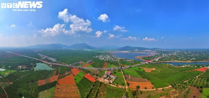 Quan sát từ trên cao, tuyến đường như dải nhựa trải dài qua những đồi cà phê, con đường này đang được kỳ vọng là