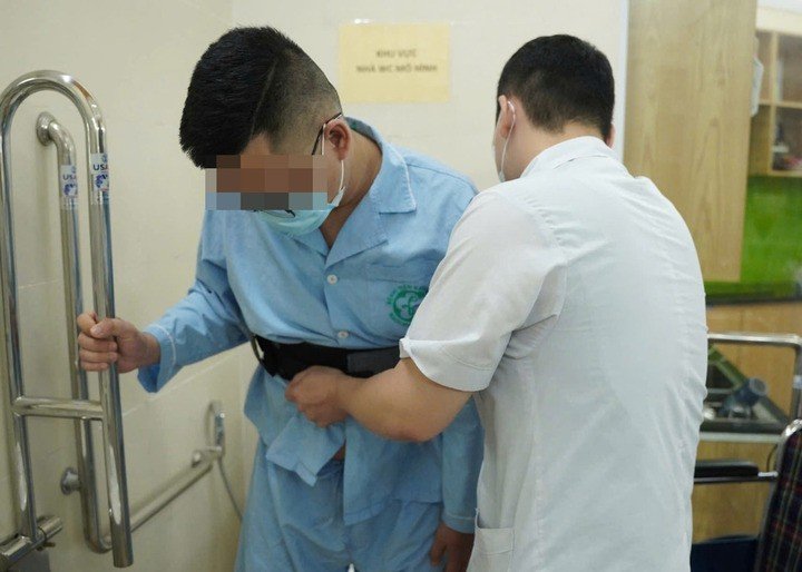 Sau đột quỵ, người bệnh phải tập nuốt, tập nói, vận động tay và tập đứng (Ảnh: BVCC).