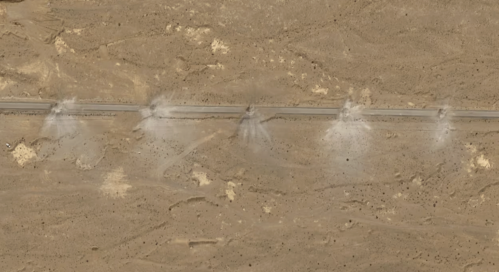 Ảnh vệ tinh cho thấy hố lớn trên đường, được cho là gần nơi binh sĩ Mỹ được giải cứu. (Ảnh: Airbus)