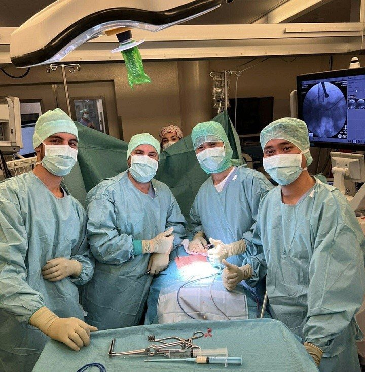 BS Tiến (bên phải) trong một ca mổ ở Thuỵ Sĩ. (Ảnh: BS cung cấp)