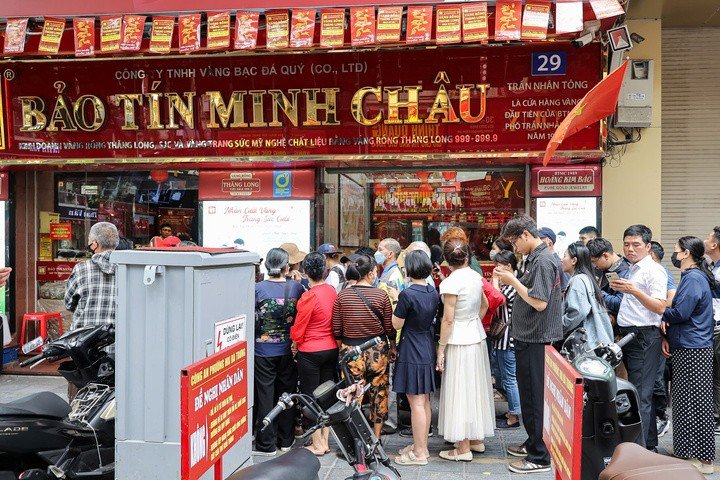 Mua bán vàng bằng giấy hẹn đang được nhiều cửa hàng áp dụng. (Ảnh: Minh Đức).