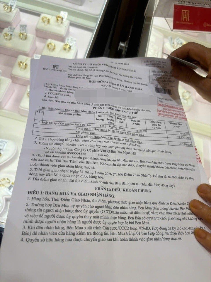 Một hợp đồng giao dịch vàng bằng giấy hẹn. (Ảnh: Châu Anh).