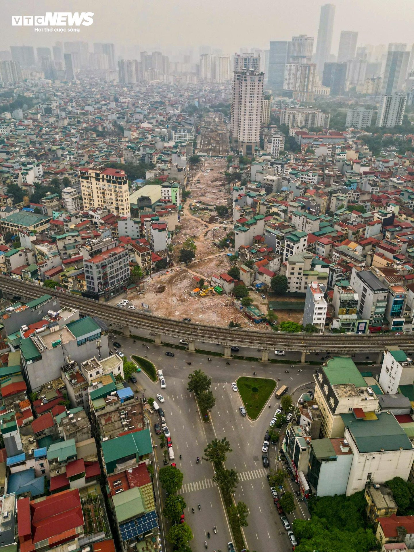 Công trường Vành đai 2,5 qua Cầu Giấy rầm rộ thi công sau khi gỡ vướng mặt bằng - 11