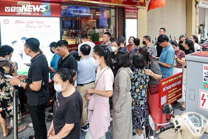 Trước thông tin đó, chiều 6/4, Công ty TNHH Bảo Tín Minh Châu lên tiếng khẳng định vẫn duy trì hoạt động kinh doanh bình thường và bảo đảm quyền lợi khách hàng, chất lượng sản phẩm.