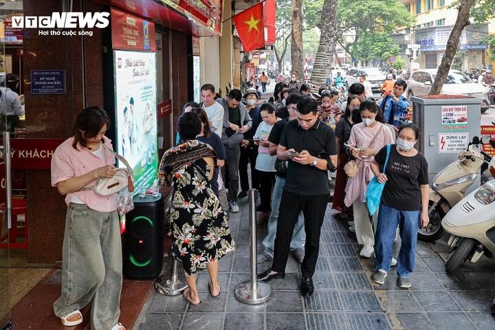 Ghi nhận của PV Báo Điện tử VTC News sáng 7/4 tại cửa hàng vàng Bảo Tín Minh Châu (29 Trần Nhân Tông, phường Hai Bà Trưng), đông đảo người dân xếp hàng chờ mua, bán.