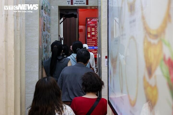 “Trước thông tin cửa hàng vàng Bảo Tín Minh Châu bị kiểm tra, rồi đến việc lãnh đạo bị khởi tố, tôi khá lo lắng vì sợ cửa hàng đóng cửa, không lấy được vàng dù đã thanh toán tiền trước đó. Tuy nhiên, khi thấy cửa hàng thông báo vẫn mở bán bình thường, tôi đã yên tâm hơn. Hôm nay tôi mang phiếu hẹn đến lấy vàng”, bà Lan Anh (phường Hoàn Kiếm) chia sẻ.