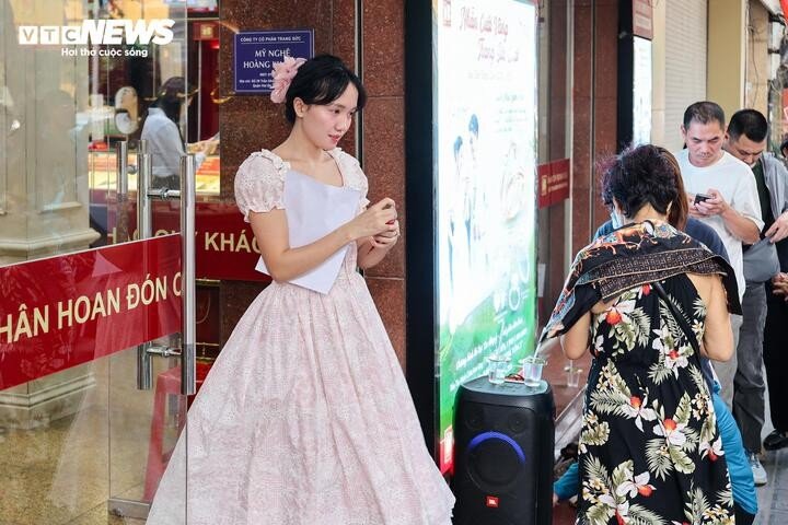 Ông chủ bị khởi tố, cửa hàng Bảo Tín Minh Châu vẫn đông khách chờ mua bán vàng - 6