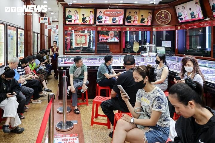 Không xa đó, tại cơ sở khác của Bảo Tín Minh Châu ở số 15 Trần Nhân Tông (phường Hai Bà Trưng), nhiều khách hàng cũng đang chờ giao dịch.