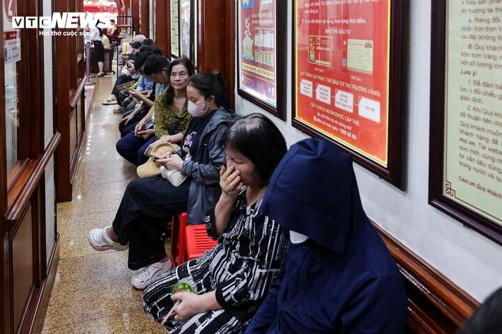 Ông chủ bị khởi tố, cửa hàng Bảo Tín Minh Châu vẫn đông khách chờ mua bán vàng - 10