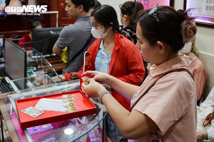 Ông chủ bị khởi tố, cửa hàng Bảo Tín Minh Châu vẫn đông khách chờ mua bán vàng - 12