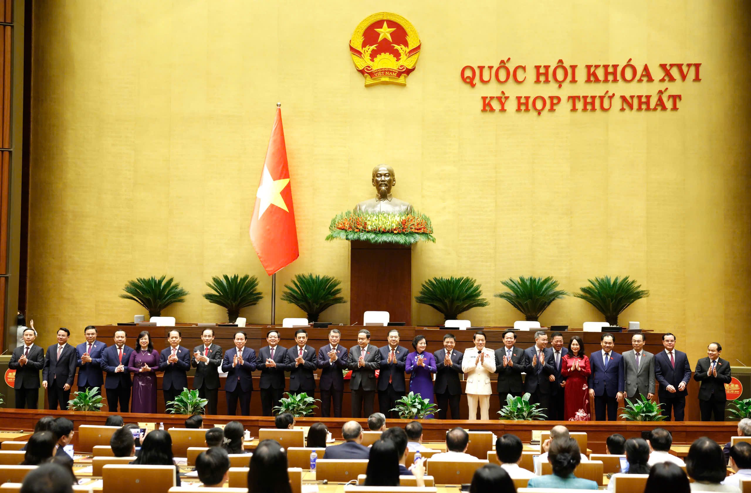 Chủ tịch Quốc hội Trần Thanh Mẫn chúc mừng Thủ tướng Lê Minh Hưng, Phó Thủ tướng, bộ trưởng và thành viên khác của Chính phủ nhiệm kỳ 2026-2031. (Ảnh: Như Ý)