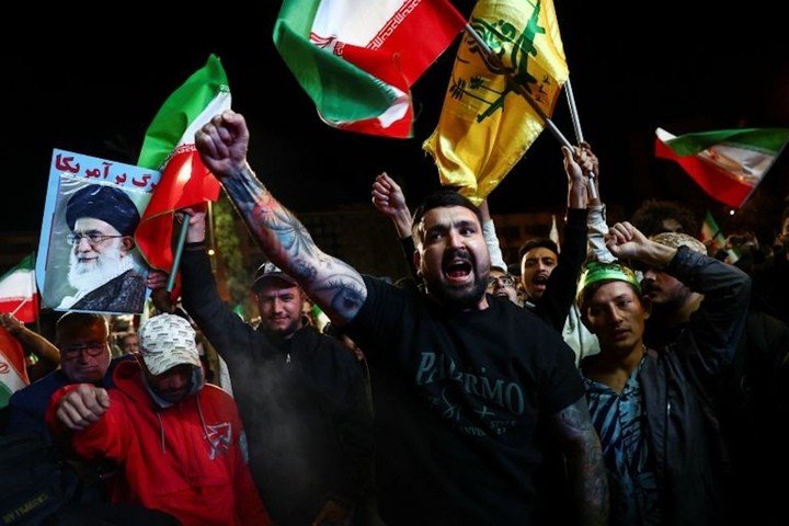 Nhiều lãnh đạo cấp cao của Iran cũng tử nạn trong các cuộc tấn công, bao gồm lãnh tụ tối cao Ali Khamenei.