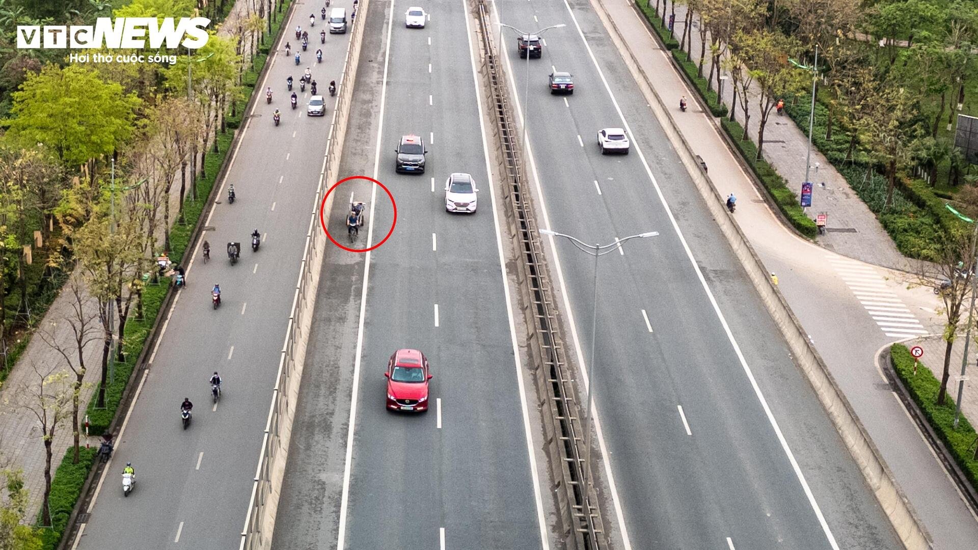 Bất chấp siết chặt xử phạt xe vi phạm, vành đai 3 Hà Nội vẫn như chốn vô luật pháp - 5