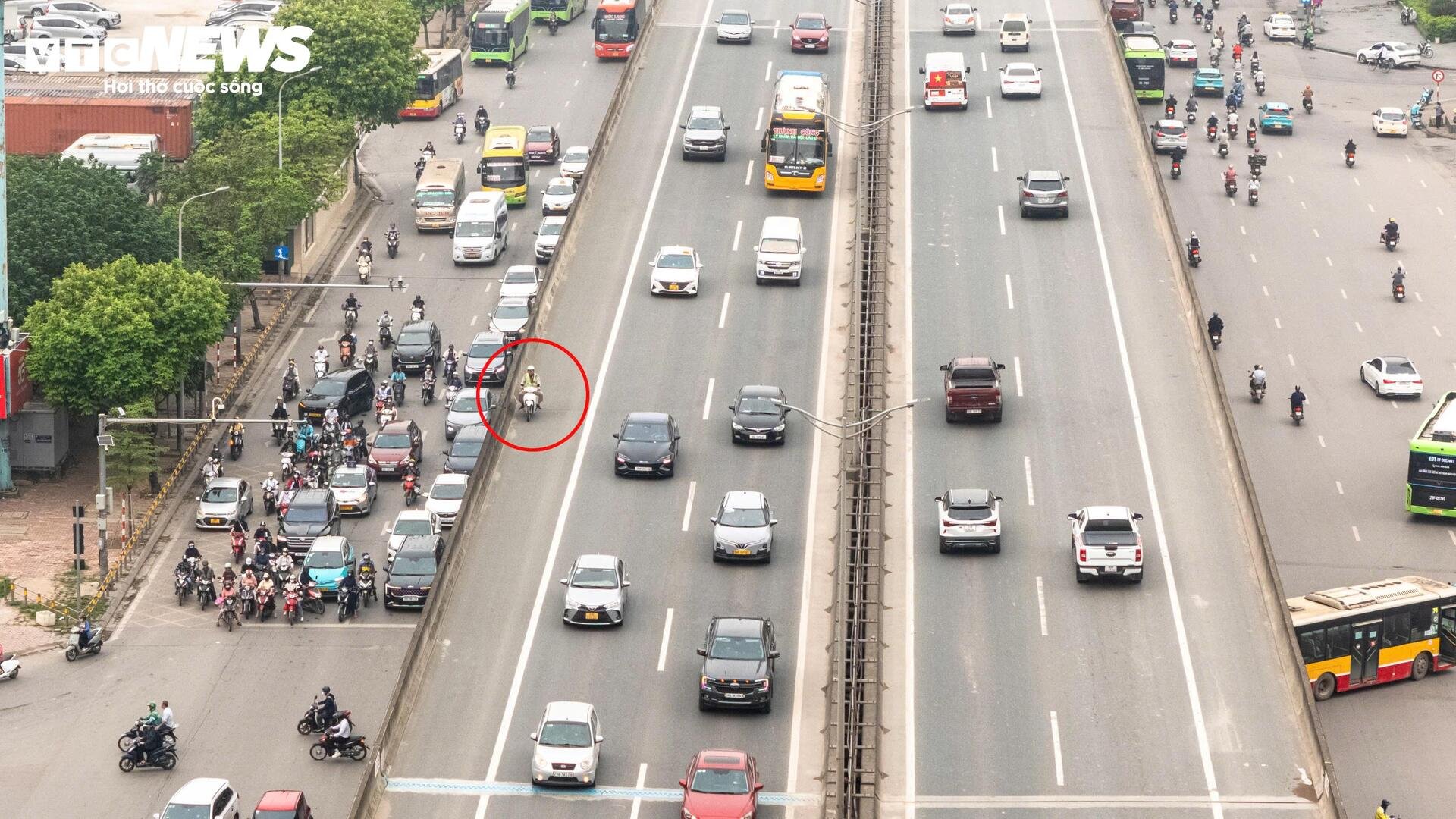 Bất chấp siết chặt xử phạt xe vi phạm, vành đai 3 Hà Nội vẫn như chốn vô luật pháp - 8