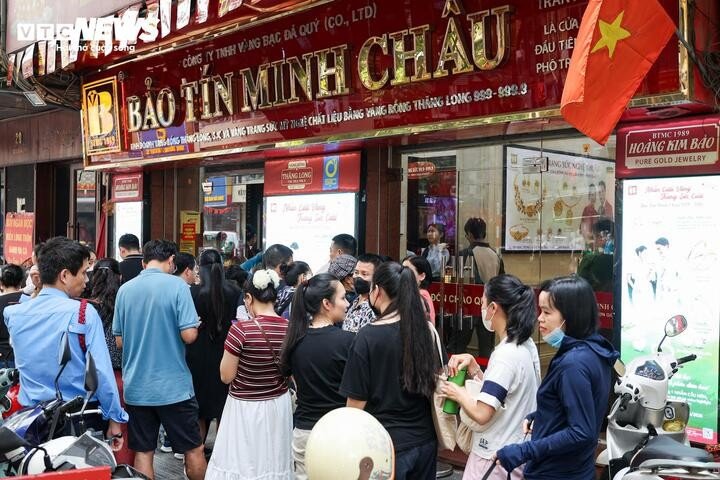 Khách xếp hàng chờ mua bán vàng tại Bảo Tín Minh Châu.