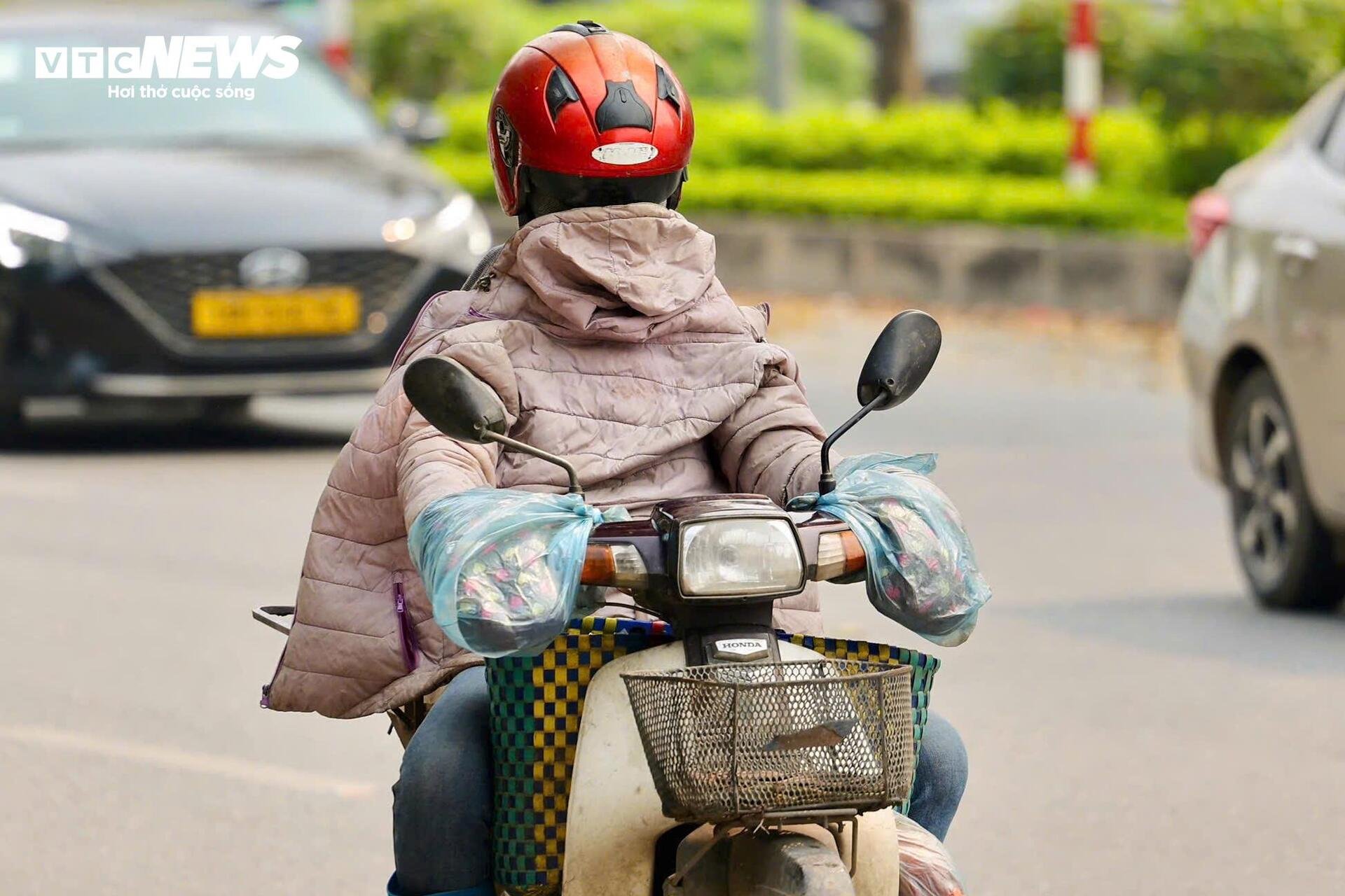 Người Hà Nội 'nung mình' trong đợt nắng nóng gay gắt đầu tiên năm 2026 - 3