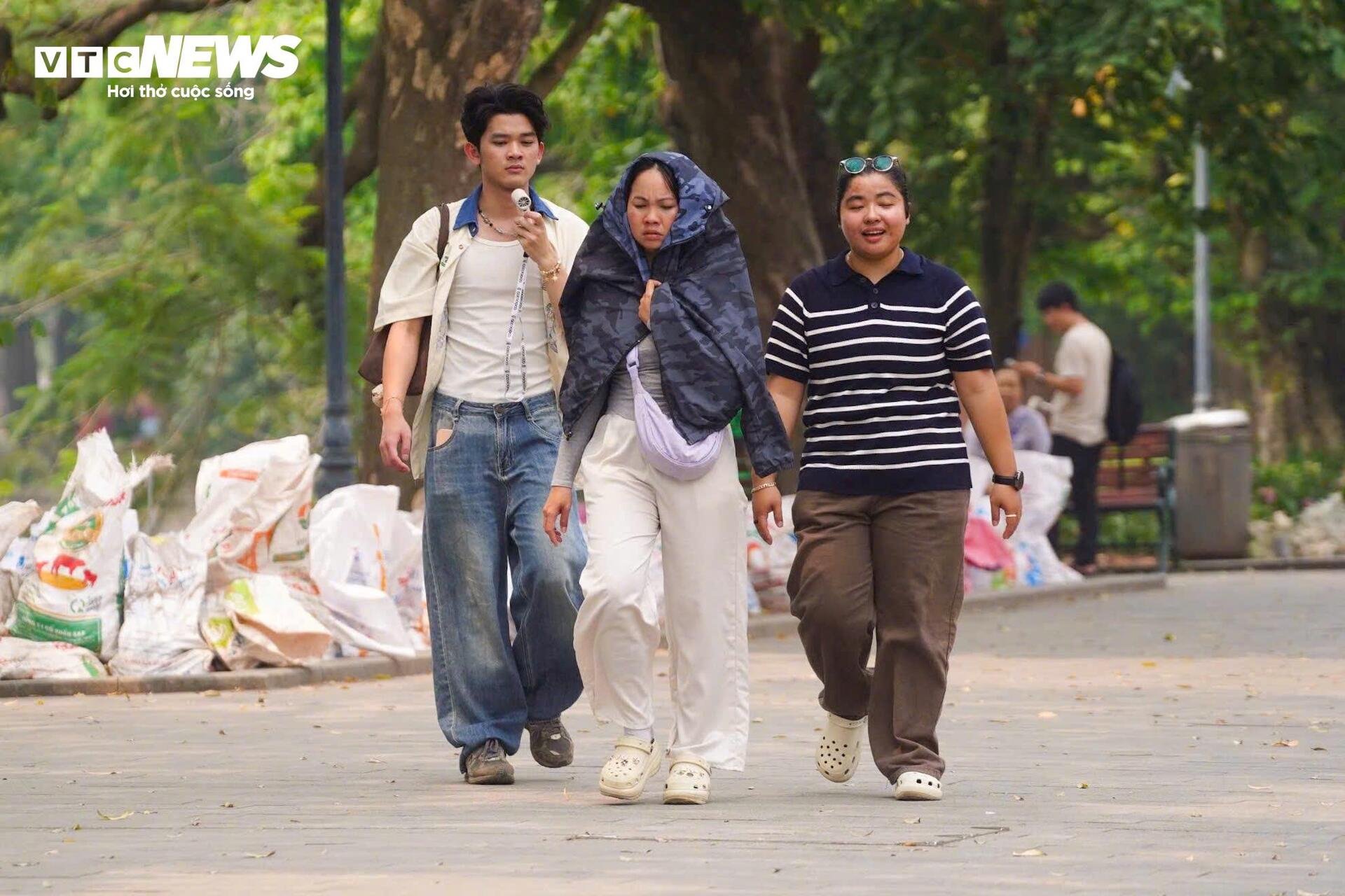 Người Hà Nội 'nung mình' trong đợt nắng nóng gay gắt đầu tiên năm 2026 - 6