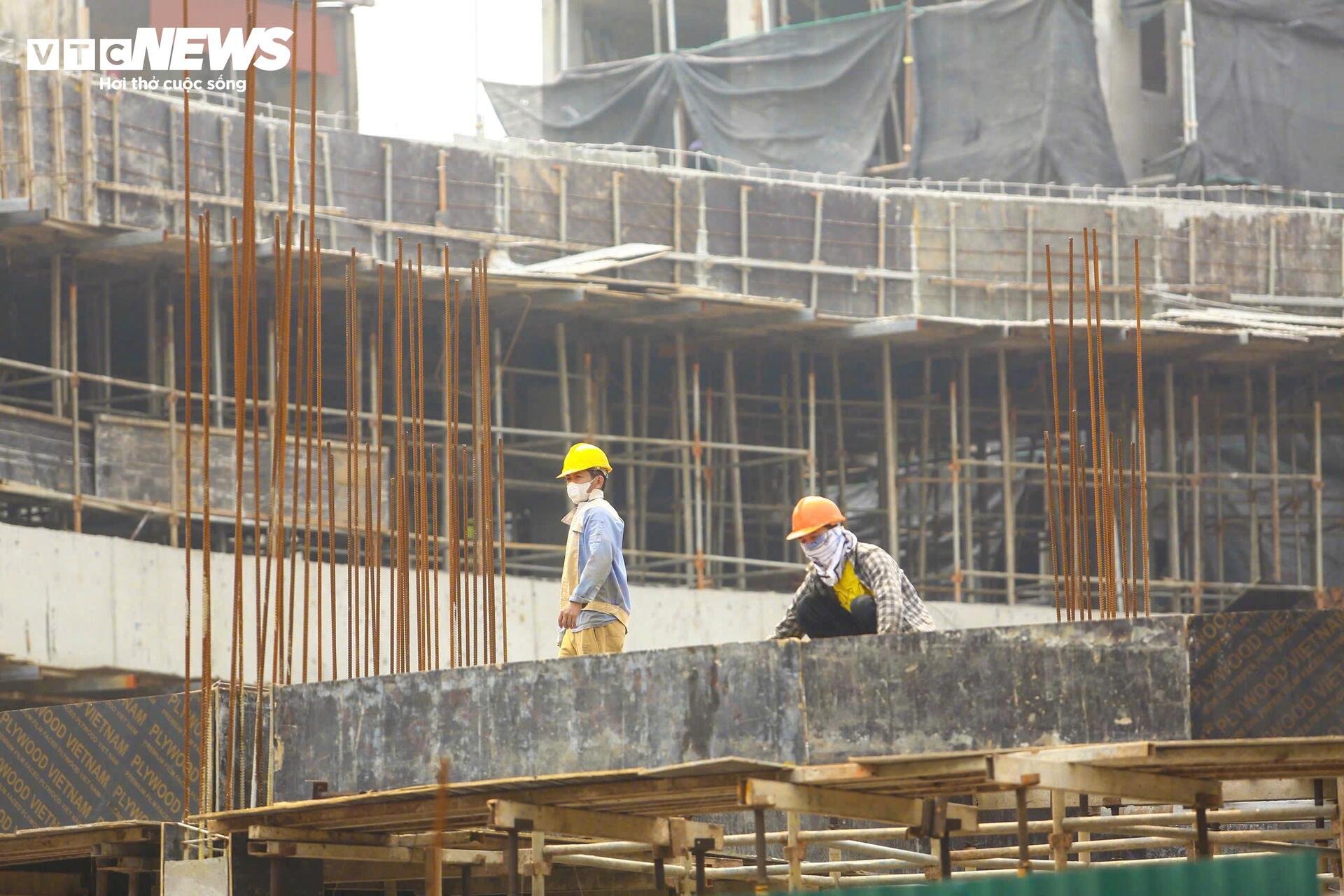 Người Hà Nội 'nung mình' trong đợt nắng nóng gay gắt đầu tiên năm 2026 - 7