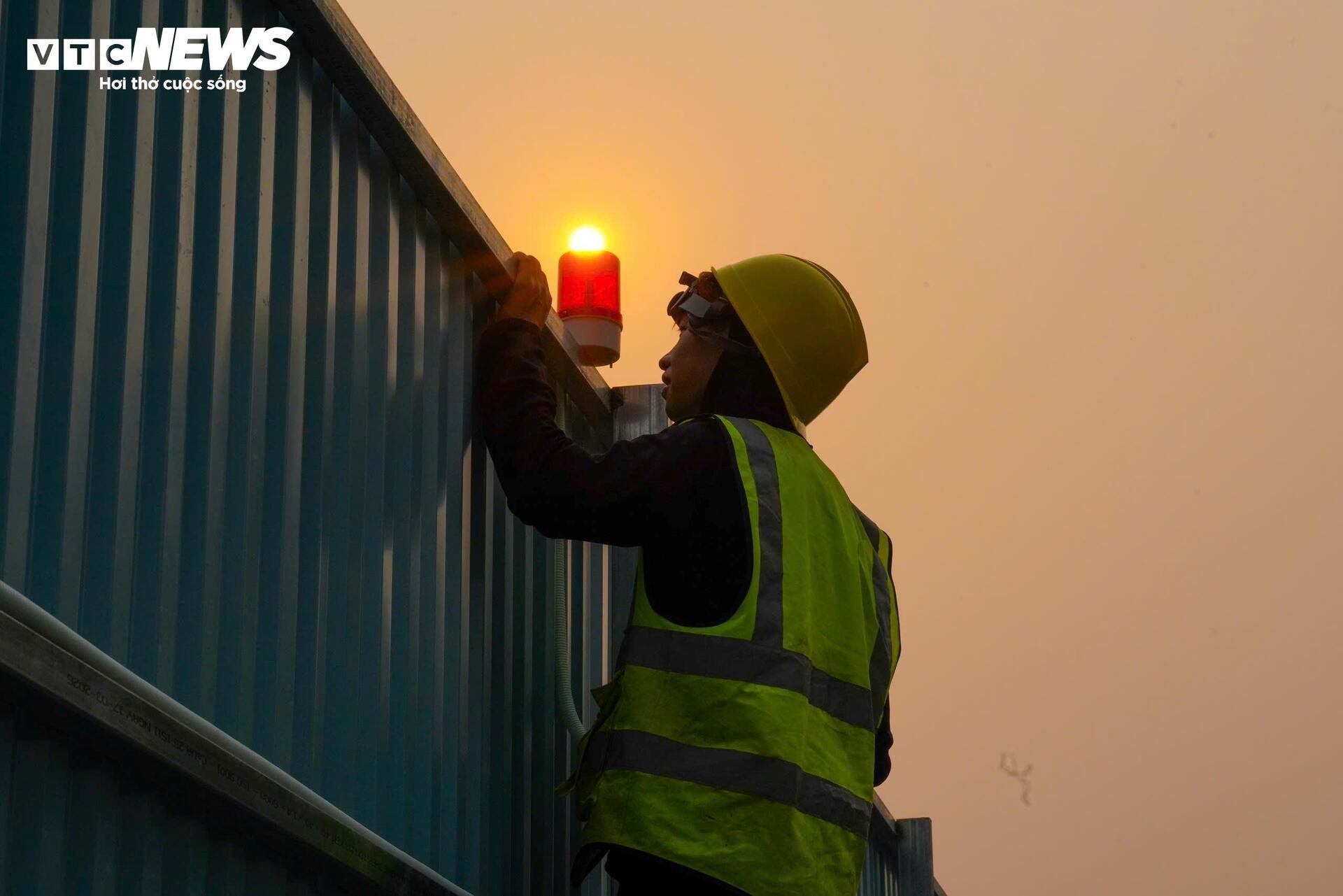 Người Hà Nội 'nung mình' trong đợt nắng nóng gay gắt đầu tiên năm 2026 - 10