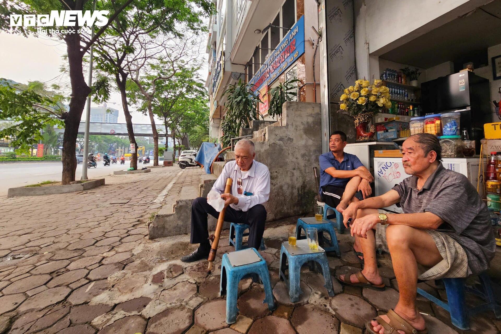 Người Hà Nội 'nung mình' trong đợt nắng nóng gay gắt đầu tiên năm 2026 - 12