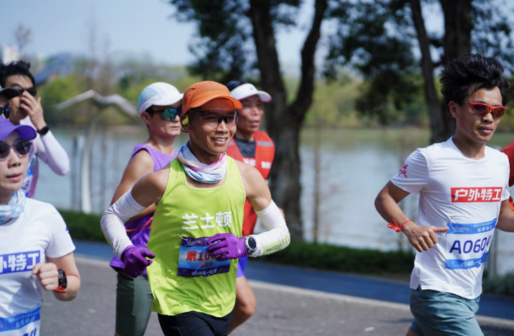 Huang Zhenglong (mũ cam) lập kỷ lục Guinness khi chạy 100 km mỗi ngày suốt 100 ngày liên tiếp. (Nguồn: Guinness World Record)