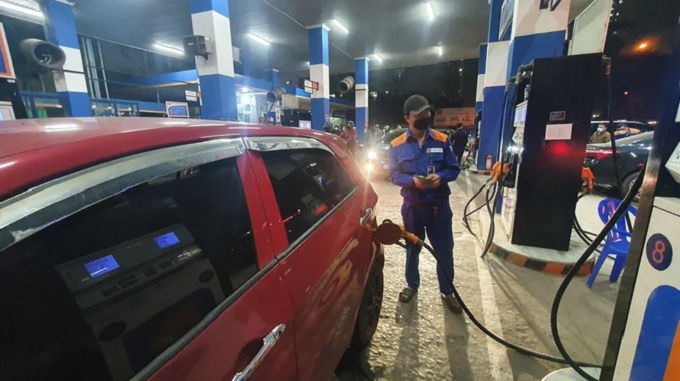 Việc thường xuyên điều hành giá xăng dầu vào nửa đêm nhằm tránh xáo trộn, hạn chế đầu cơ, mua bán găm hàng. (Ảnh minh họa)