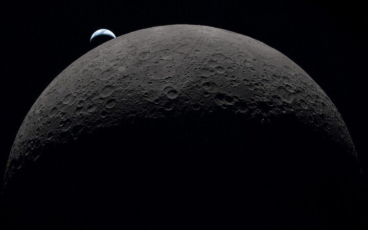 Ảnh chụp từ khoang tàu Orion cho thấy Mặt Trăng và Trái Đất (Ảnh: NASA)