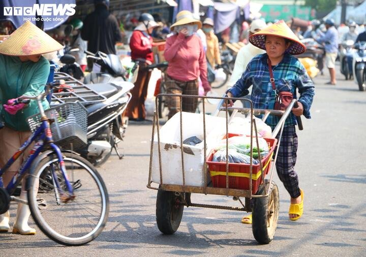 Mức nhiệt tại trạm Nam Đông (TP Huế) chạm ngưỡng 39,4 độ C, vượt qua kỷ lục 38,8 độ C của năm 2025. Tại trạm Huế, nhiệt độ cao nhất đạt 38,7 độ C, trong khi khu vực miền núi A Lưới cũng không nằm ngoài tầm ảnh hưởng với mức 36,5 độ C. Đáng chú ý, độ ẩm không khí giảm sâu, có nơi chỉ còn 35%, kết hợp với hiệu ứng đô thị và bức xạ từ phương tiện giao thông khiến cảm giác oi bức trở nên ngột ngạt, gây mệt mỏi nhanh chóng cho người đi đường.