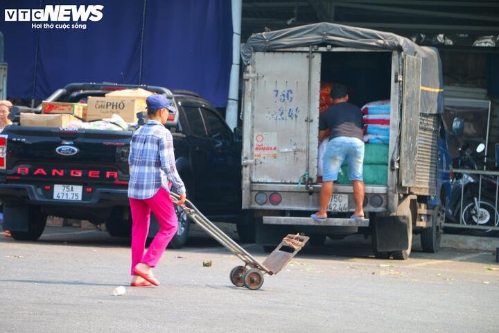 Những người làm nghề lao động tự do ở chợ Đông Ba có cuộc sống vốn đã khó khăn, nay càng vất vả dưới trời nắng nóng khắc nghiệt đến mức