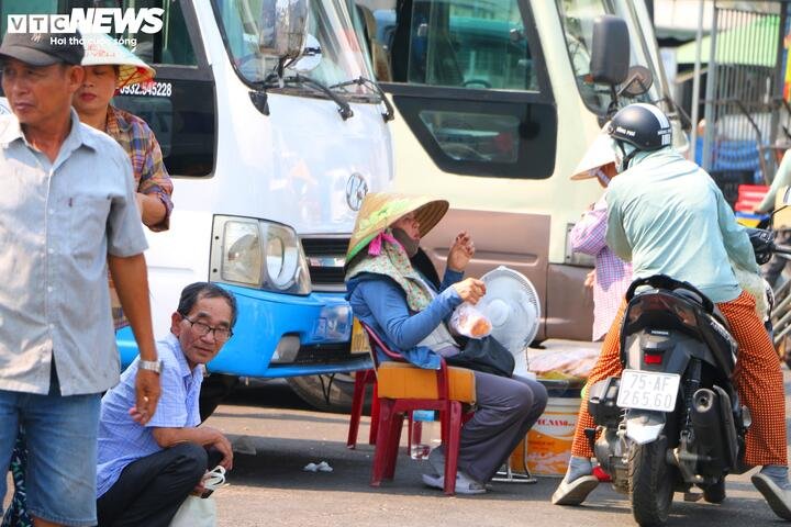 Một người lao động làm nghề khuân vác tại chợ Đông Ba chia sẻ, mỗi ngày phải làm việc liên tục từ sáng đến chiều, di chuyển hàng hóa nặng trong điều kiện nhiệt độ cao. Có lúc mệt lả, chỉ muốn nghỉ nhưng nếu nghỉ thì không có tiền...