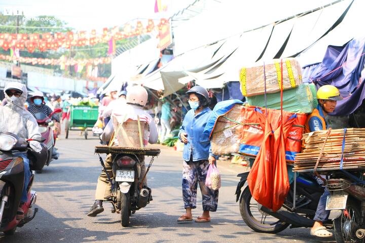 Ông Nguyễn Văn Hùng - Giám đốc Đài Khí tượng Thủy văn TP Huế, khuyến cáo: “Bà con cần hết sức lưu ý tác hại của nắng nóng, phải đảm bảo sức khỏe trong khung giờ đặc biệt từ 11 - 15h, chú ý khi di chuyển hoặc làm việc ngoài trời nắng nóng phải đảm bảo đủ nước và bảo hộ lao động an toàn, tránh sốc nhiệt. Thứ hai là khi nắng nóng, nhu cầu dùng điện sẽ tăng rất cao nên có nguy cơ cháy nổ tại các khu dân cư, các khu chợ, khu đô thị…