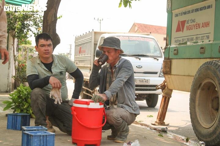 Theo anh Nguyễn Văn Hải (một thợ sửa chữa điện lạnh), đây là mùa cao điểm của cánh thợ điện lạnh, nhưng cũng là mùa vất vả nhất.