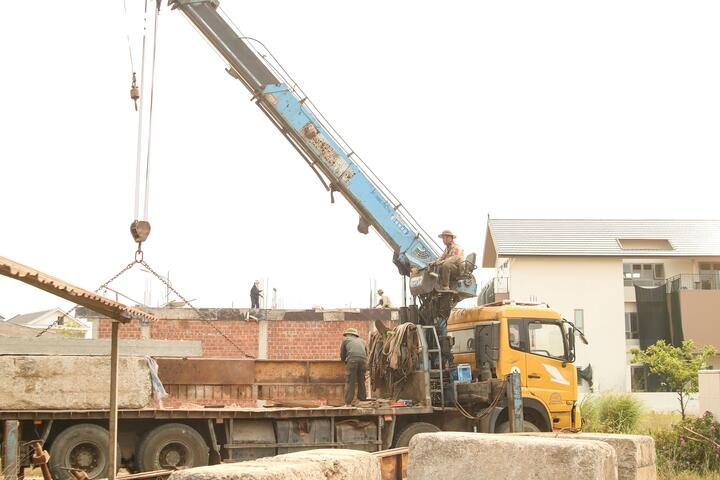 Không chỉ những người bán nước hay thợ điện lạnh, những công nhân vệ sinh môi trường, thợ xây dựng, hay những shipper cũng đang trực tiếp đối đầu với đợt nắng nóng khắc nghiệt này.