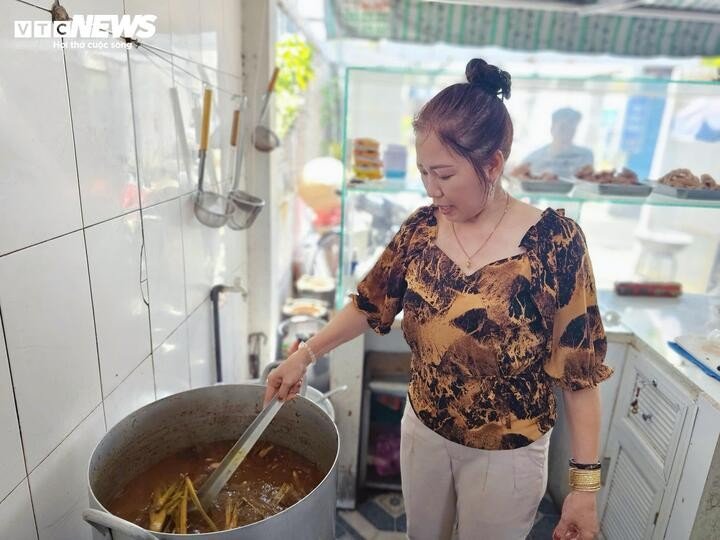 Theo bà Lệ, chi phí gas tăng mạnh khiến việc nấu nước lèo trở thành gánh nặng lớn với các quán ăn.