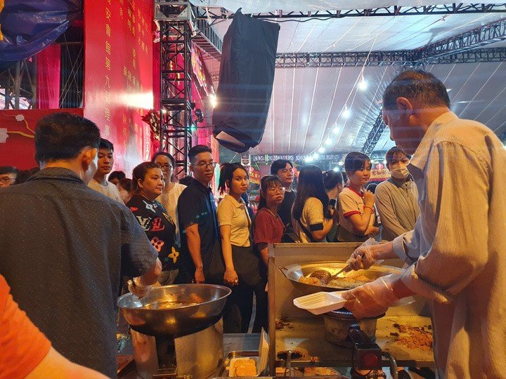 Người tiêu dùng đa phần chấp nhận mức giá ăn uống mới khi hàng quán đồng loạt tăng giá.