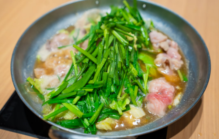 Lá hẹ rất quen thuộc trong các mâm cơm gia đình Việt (Ảnh: Getty)