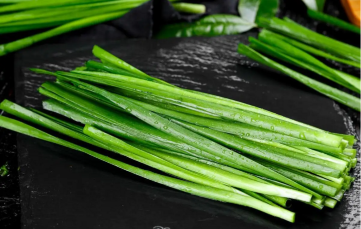 Rau hẹ là nguồn cung cấp flavonoid và các hợp chất chứa lưu huỳnh tự nhiên (Ảnh: Aboluowang)