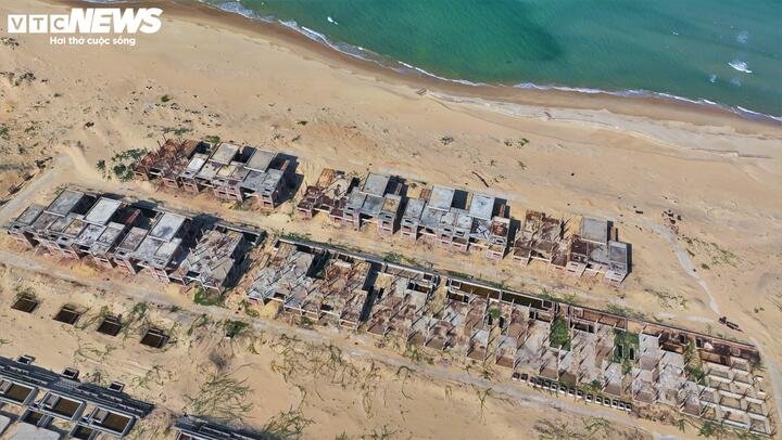 Những căn biệt thự hướng biển đồ sộ giờ phơi nắng phơi mưa, có dấu hiệu xuống cấp theo thời gian, gây lãng phí.