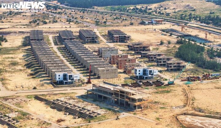 Máy móc, trang thiết bị phục vụ dự án trong tình trạng phơi giữa trời và bị hơi muối biển làm gỉ sét.