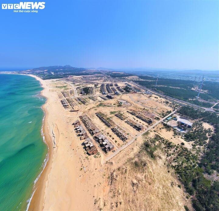 Toàn bộ diện tích 113 ha chỉ có vài chốt bảo vệ trông coi. Một vùng biển đẹp nhất nhì Gia Lai nay bị án ngữ bởi một màu xám xịt, u ám của dự án dừng hoạt động lâu ngày.