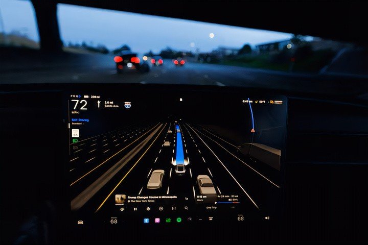 Tesla Model 3 chạy trên cao tốc tại California với phần mềm tự lái giám sát FSD 14.2.2.3, minh chứng cho công nghệ vừa được Hà Lan phê duyệt. (Nguồn: Reuters)