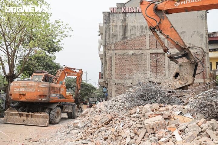 Để triển khai dự án cầu Tứ Liên, tổng diện tích đất dự kiến thu hồi tại phường Hồng Hà vào khoảng gần 294.000 m², liên quan tới 732 thửa đất. Trong đó, có 339 thửa đất gắn liền với nhà ở, 233 thửa đất nông nghiệp, 151 thửa thuộc khu vực bãi bồi và bãi giữa, cùng với 9 thửa đất do các tổ chức quản lý.