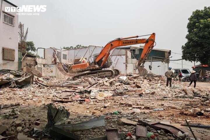 Đến thời điểm hiện tại, phường Hồng Hà đã hoàn tất công tác điều tra, kiểm đếm toàn bộ 732 thửa đất. Đồng thời, 332 phương án đã được phê duyệt, tương ứng với 521 thửa đất. Diện tích mặt bằng đã bàn giao đạt 179.122,8 m², tương đương khoảng 90% phần diện tích phục vụ thi công trụ cầu và chiếm 60,96% tổng diện tích toàn dự án. Phần mặt bằng này nằm trong phạm vi thi công 29/38 trụ cầu chính (từ P10 đến P37) cùng 17/24 trụ phụ trên tuyến đường Âu Cơ và Nghi Tàm. Bên cạnh đó, phường cũng đã tổ chức bốc thăm tái định cư cho 169 trường hợp với 183 lô đất tại xã Thư Lâm.