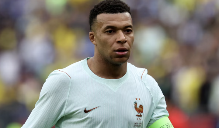 Thiết kế ở phần vai áo có hiện tượng phồng lên dọc theo đường may. (Nguồn: The Guardian)